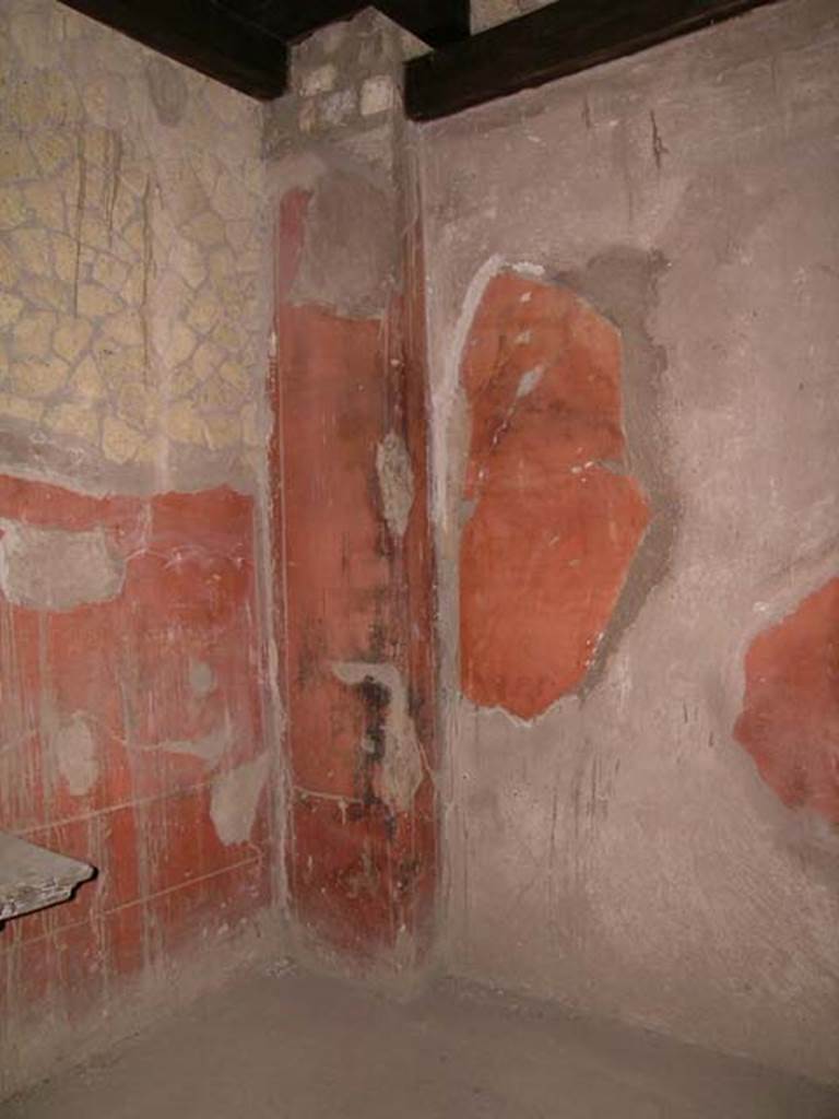 III,13, Herculaneum. April 2005. Room 4, detail of south-west corner. 
Photo courtesy of Nicolas Monteix.